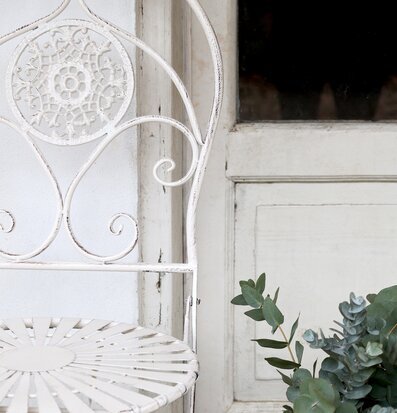 Caféset Antique Creme från Chic Antique mot vit trävägg