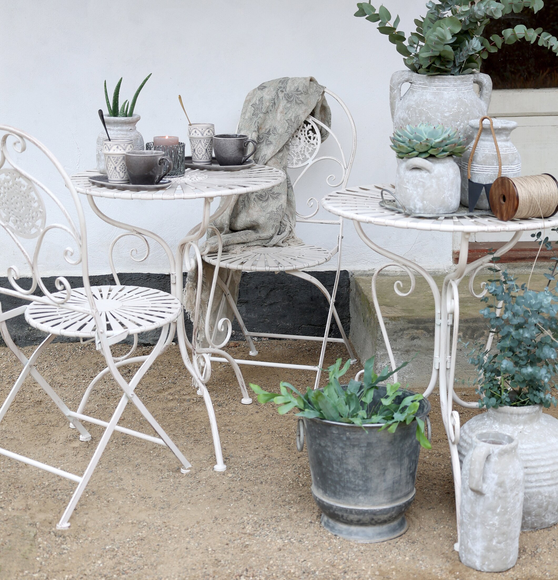 Caféset Antique Creme från Chic Antique på lantlig uteplats