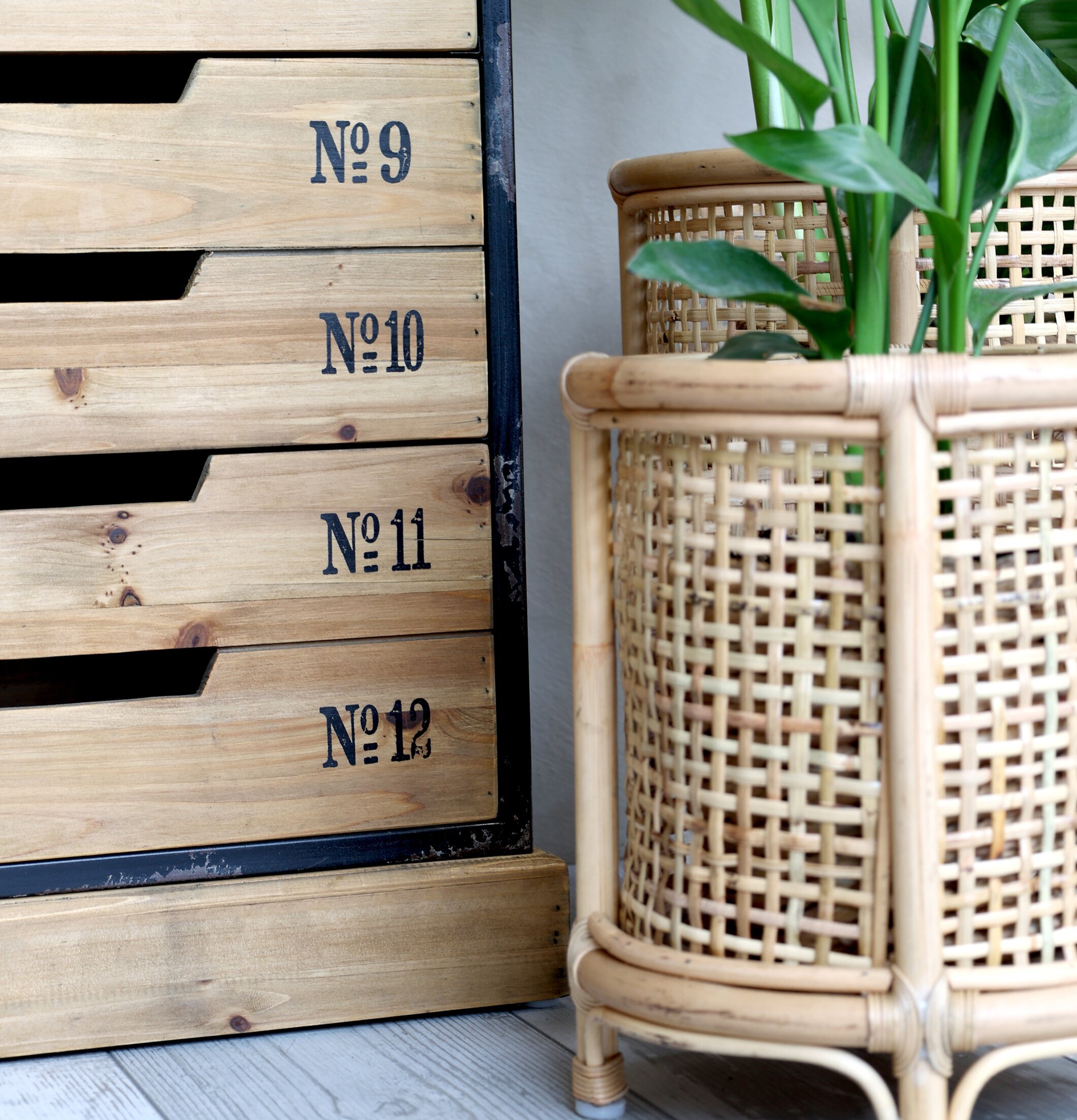 Byrå Med 12 Lådor från Chic Antique i rustik trädesign