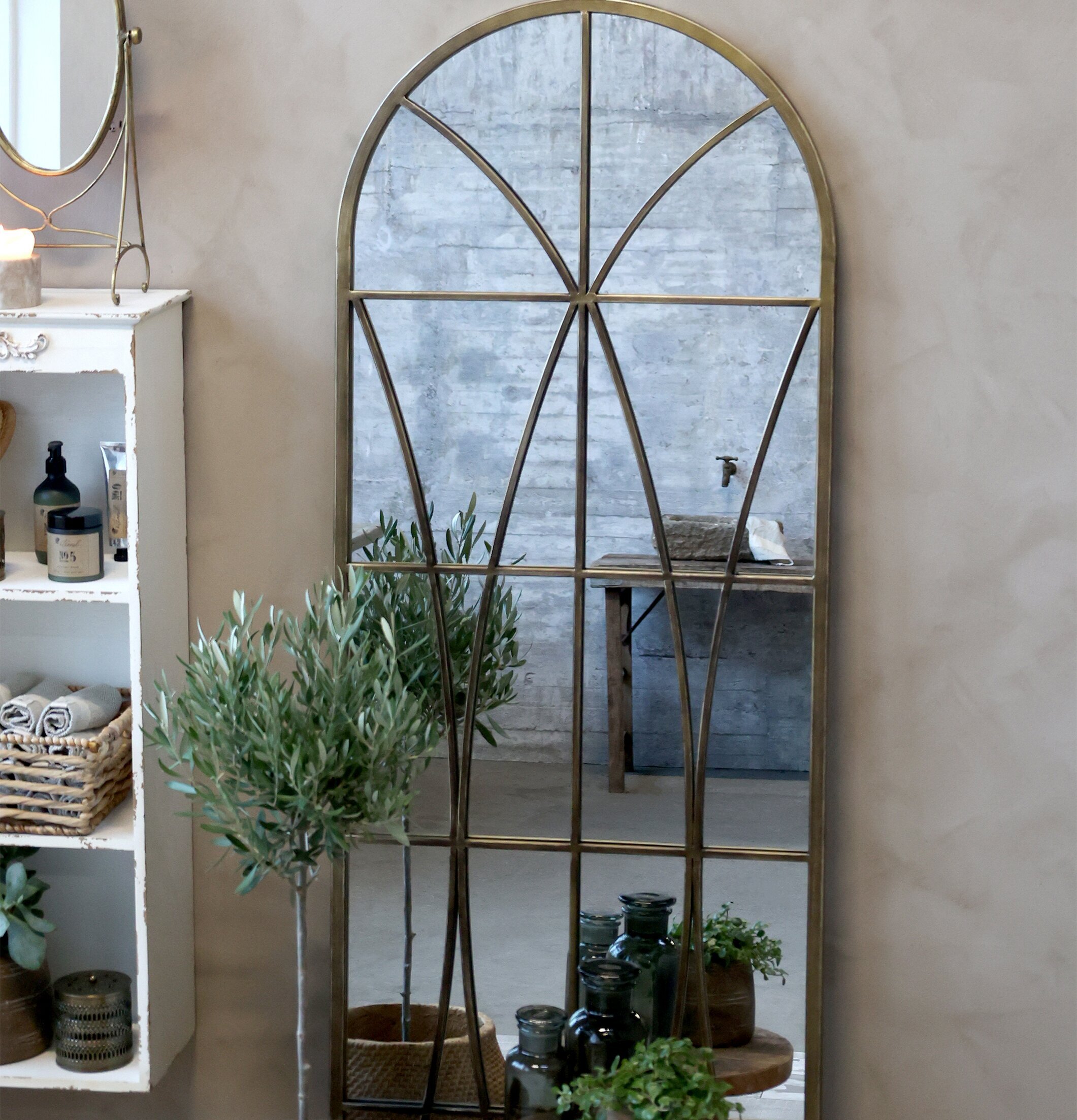 Spegel Arch Antique Brass från Chic Antique med inredning