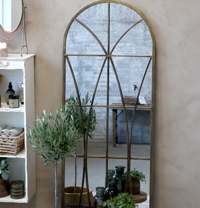 Spegel Arch Antique Brass från Chic Antique med inredning
