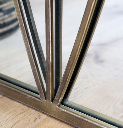 Spegel Arch Antique Brass från Chic Antique i ljus miljö