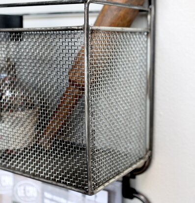 Fransk Reol Trådkorgar från Chic Antique på vägg med föremål