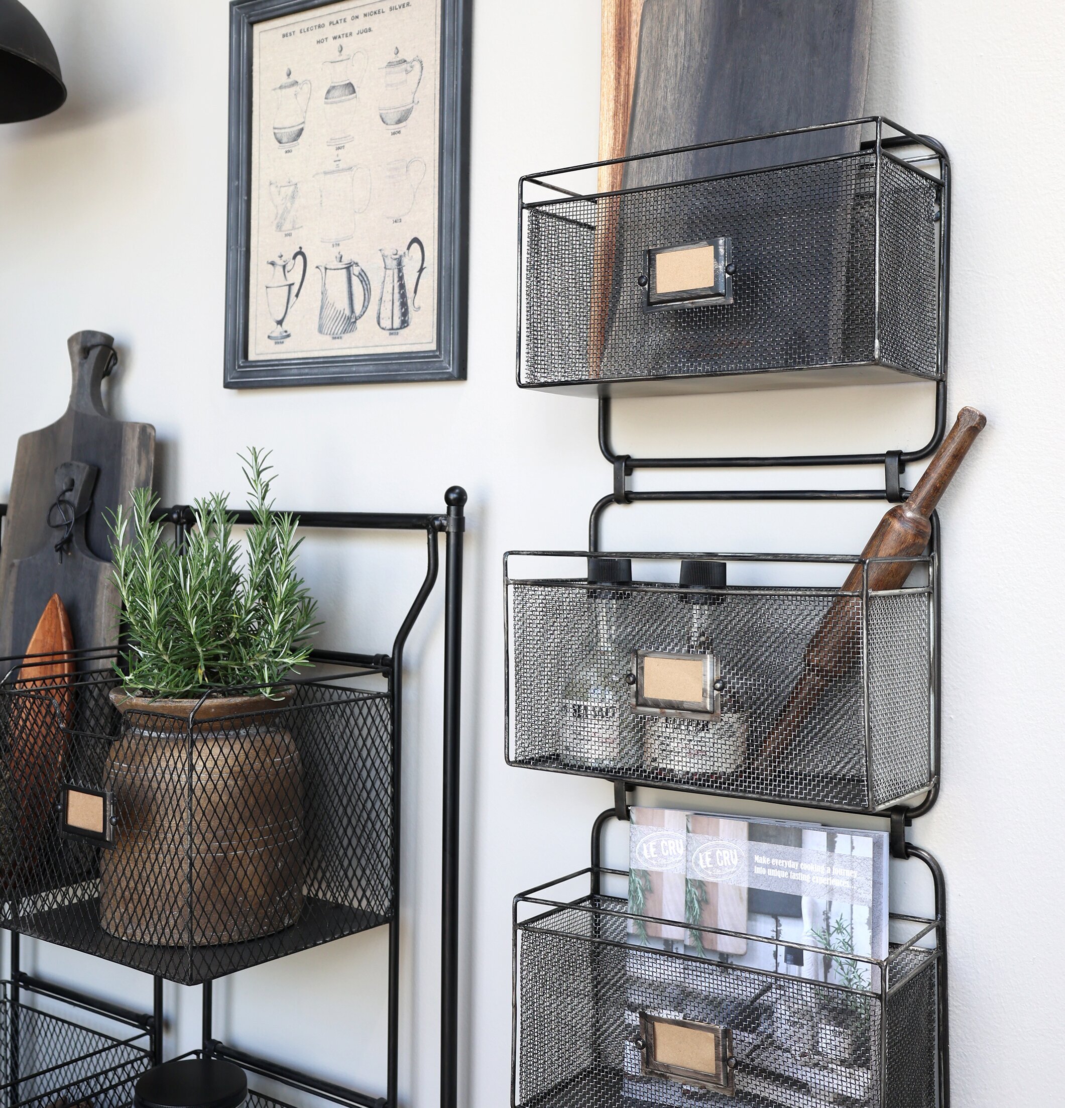 Fransk Reol Trådkorgar från Chic Antique på vit vägg