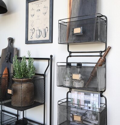 Fransk Reol Trådkorgar från Chic Antique på vit vägg