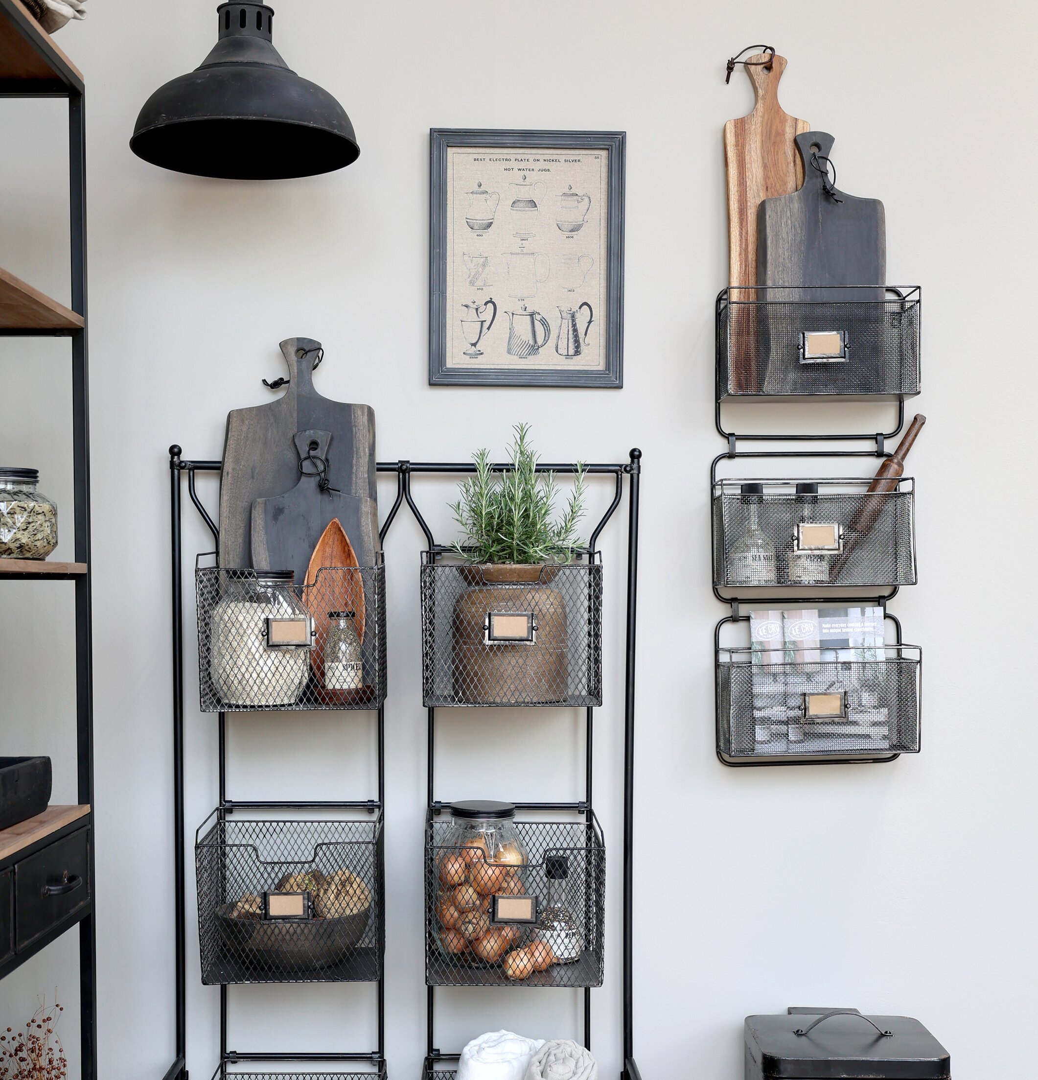 Fransk Reol Trådkorgar från Chic Antique mot vit vägg