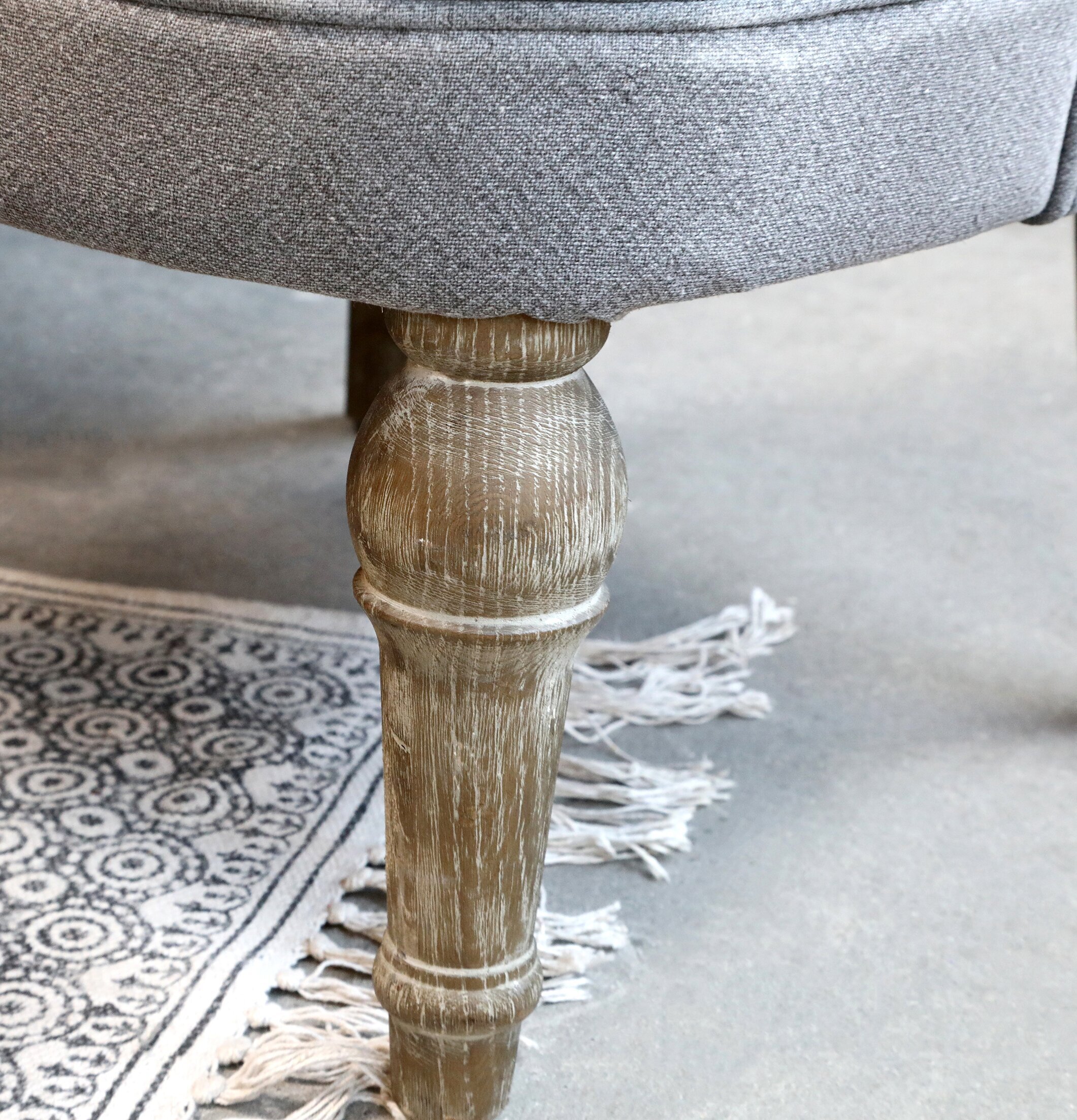 Fransk Fåtölj Grå från Chic Antique med eleganta träben