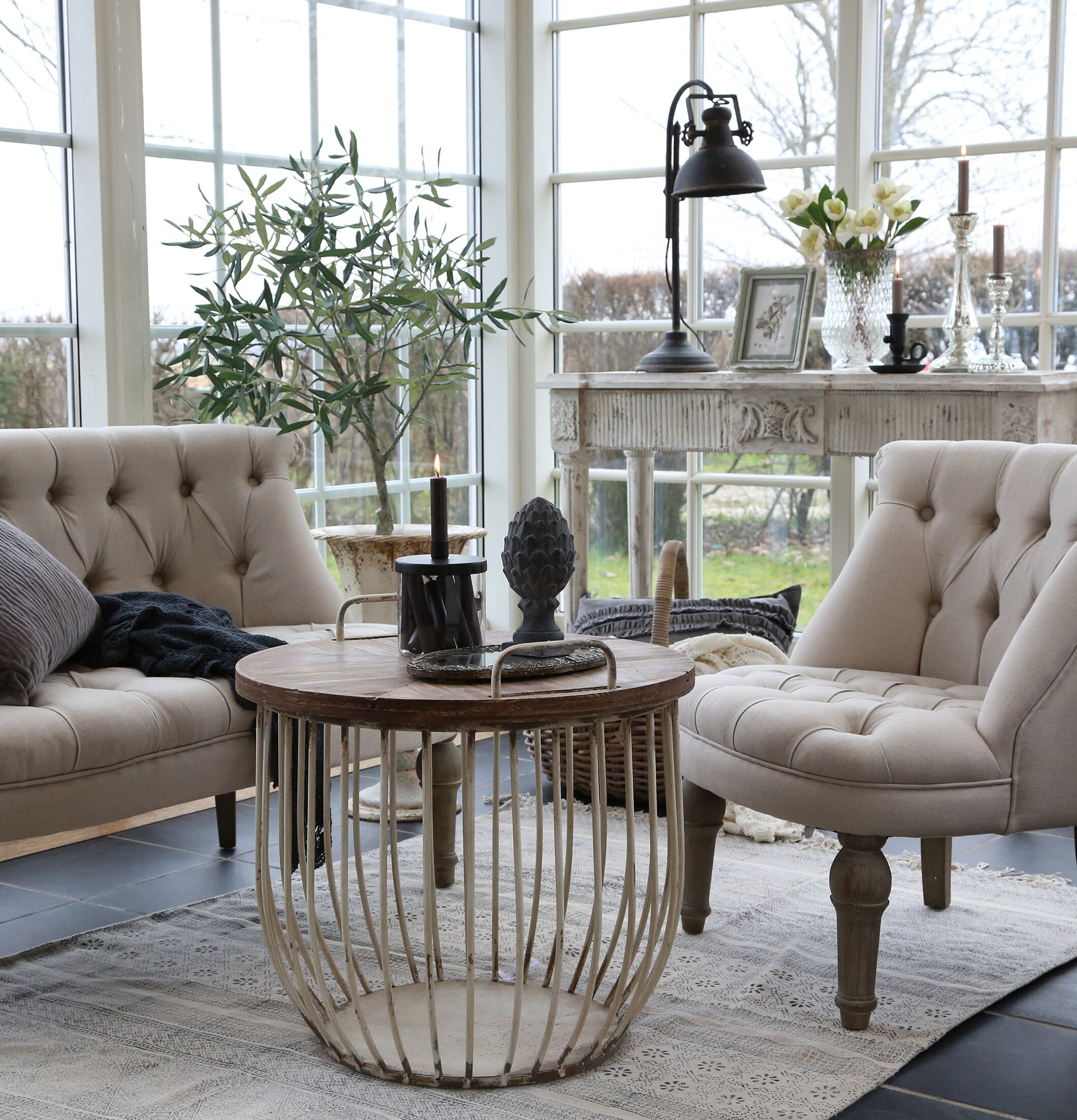 Fransk Fåtölj Linne från Chic Antique i elegant vardagsrum