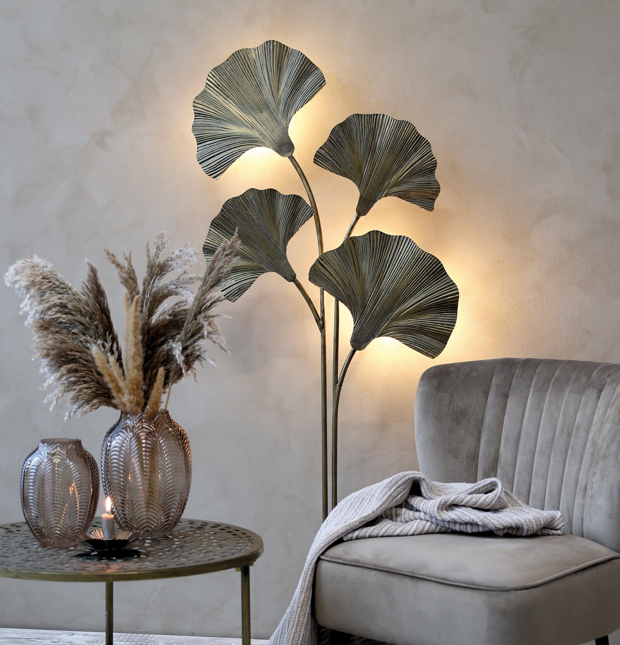 Golvlampa 4 Blad Antik Mässing från Chic Antique i rum