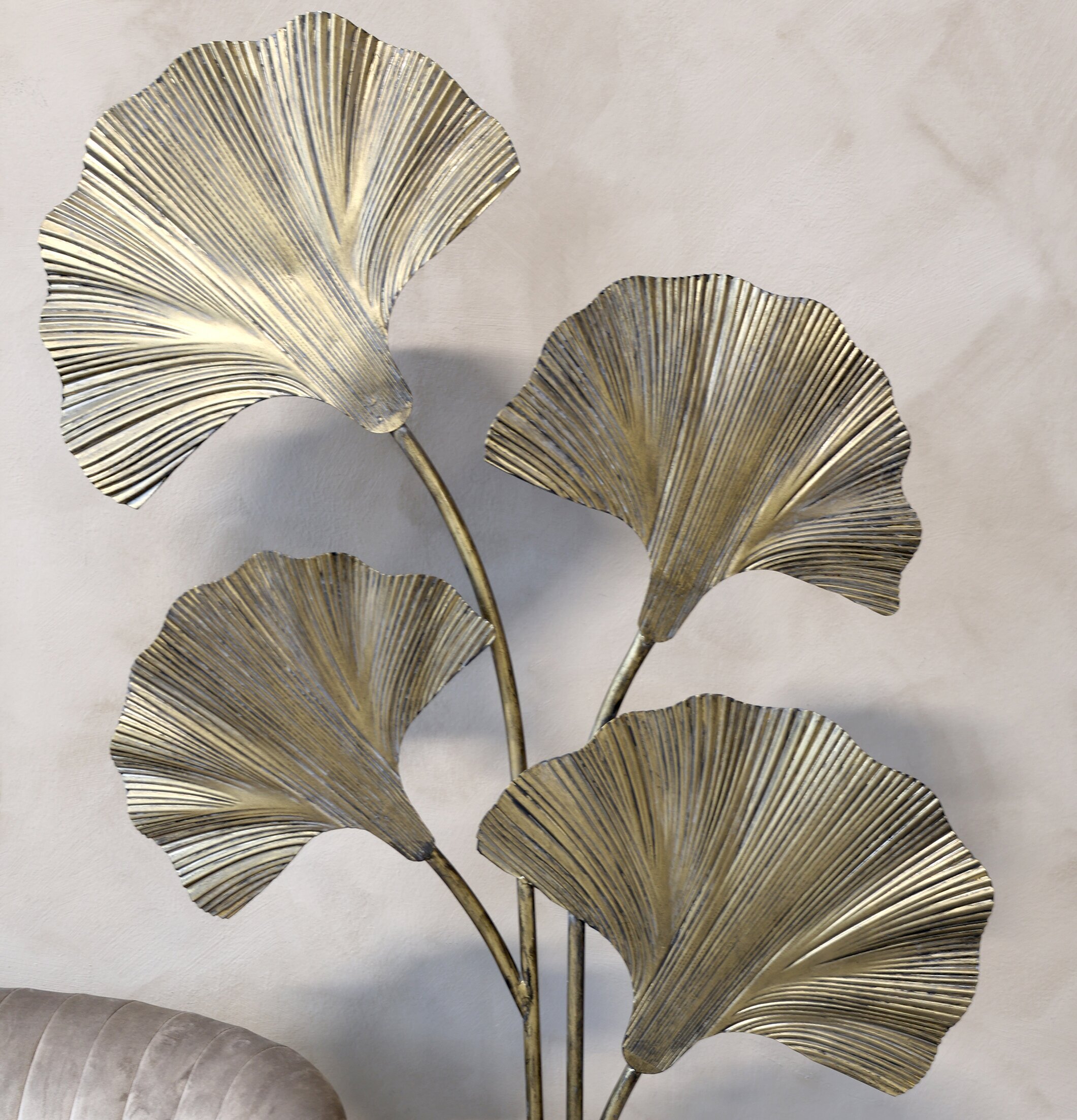 Golvlampa 4 Blad Antik Mässing från Chic Antique i ett rum