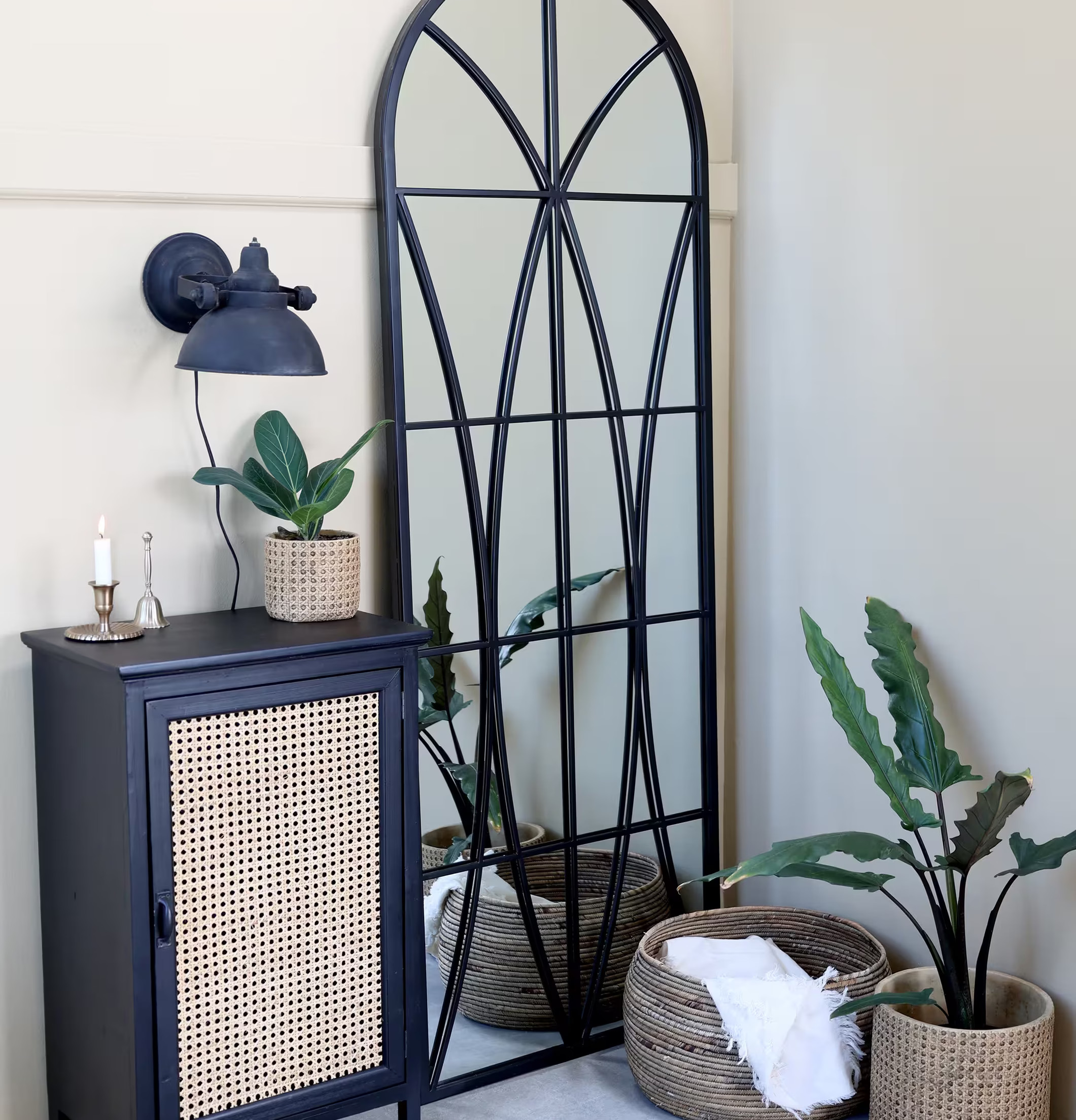 Spegel Arch Antiksvart från Chic Antique med antiksvart ram