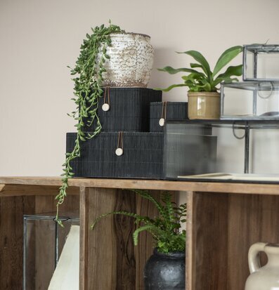 Förvaringslåda Bambu Svart från IB Laursen på trähylla