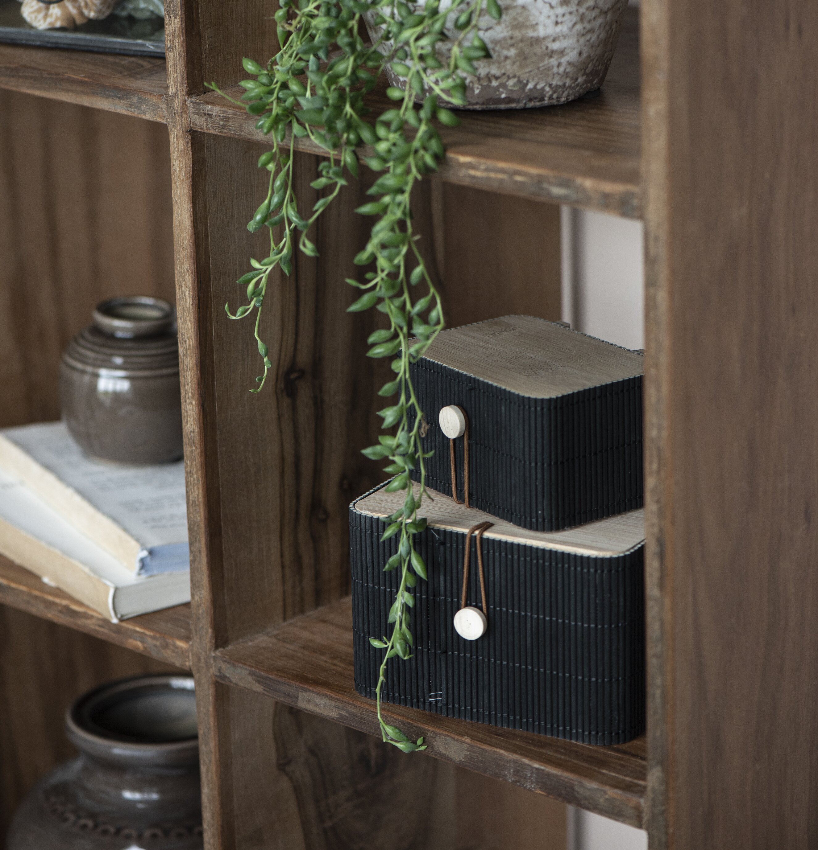 Förvaringslåda Bambu Set/2 Svart från IB Laursen i bokhylla