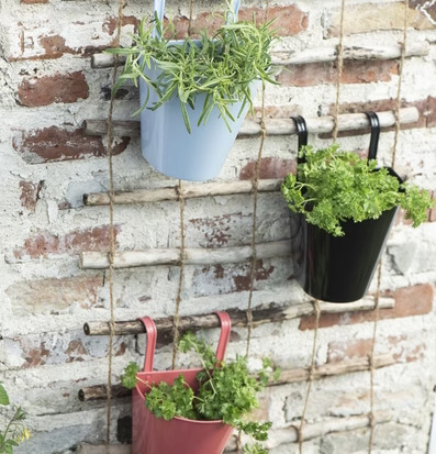 Träspaljé Kvist & Snöre från IB Laursen på vit tegelvägg