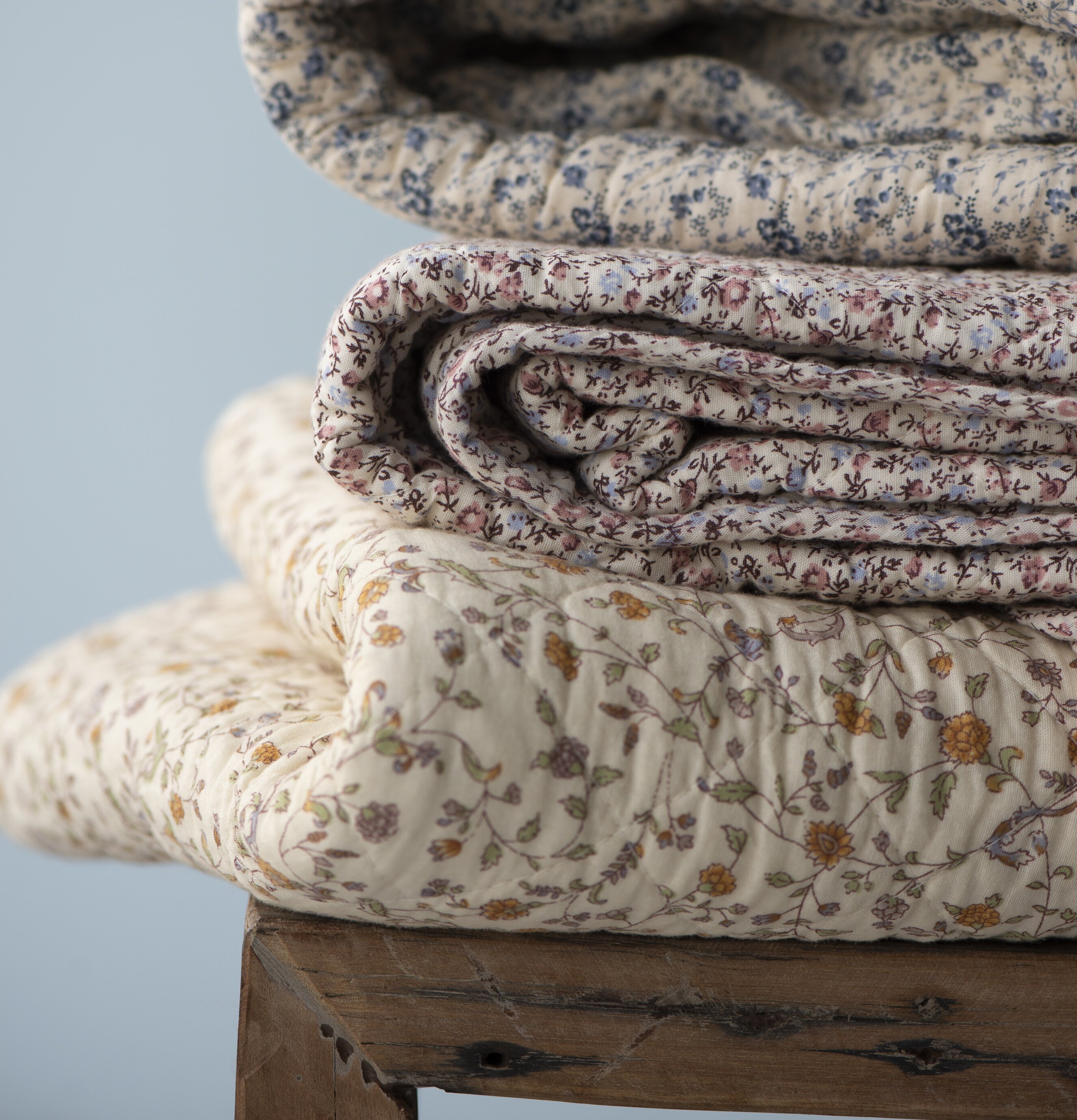 Täcke/Pläd Creme/Yellow Flowers från IB Laursen på träbänk