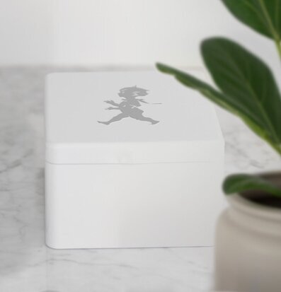 Foto av elegant vit plåtburk med skandinavisk design
