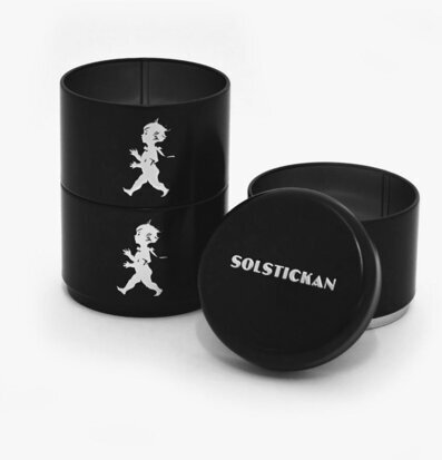 Bild av stilren och funktionell tredelad förvaringsburk