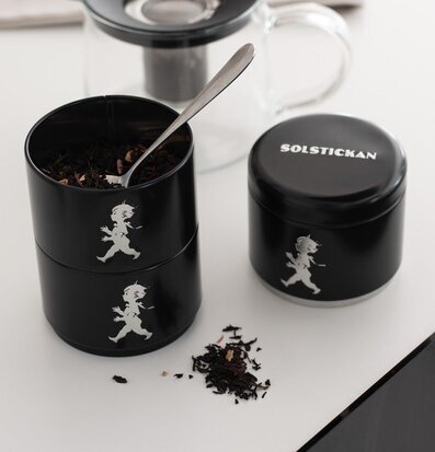 Bild av mattsvart tredelad förvaringsburk med te