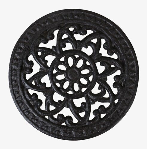 Grytunderlägg Gjutjärn Ø 15 från Silkflower på köksbord