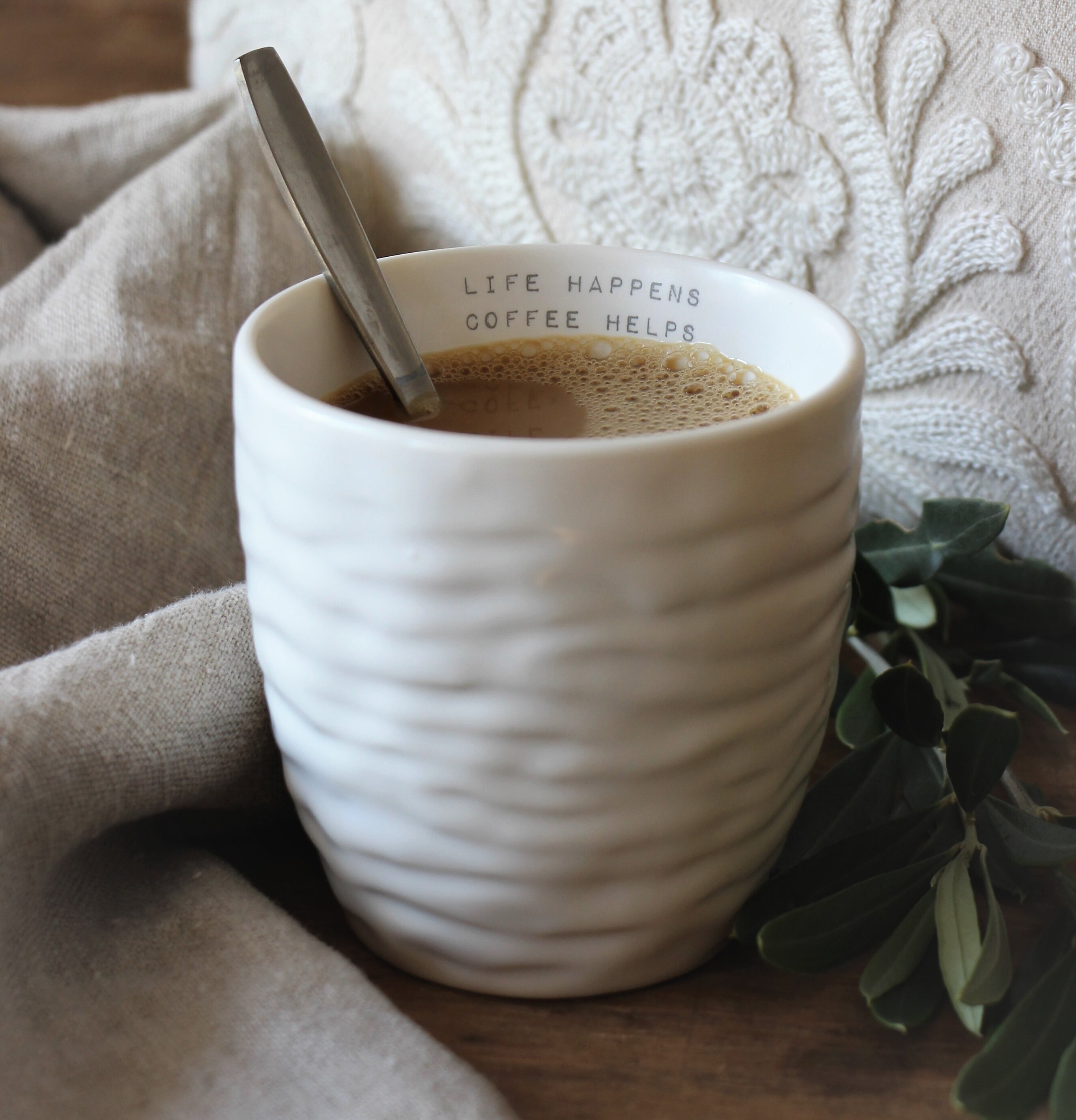 Mugg - Life Happens Coffee Helps från Majas Cottage på träbord