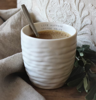 Mugg - Life Happens Coffee Helps från Majas Cottage på träbord