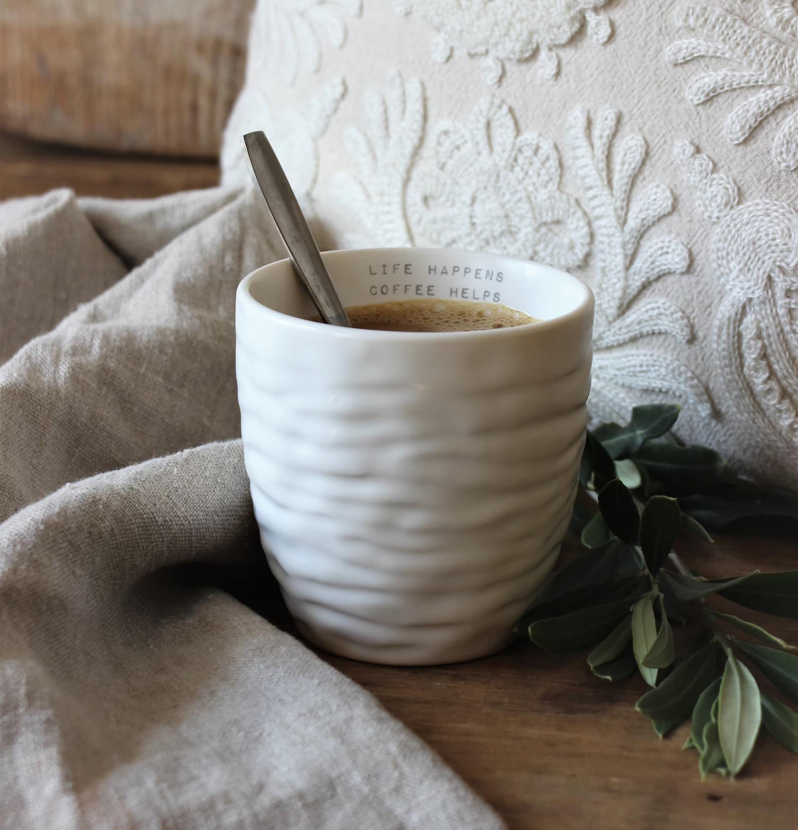 Mugg - Life Happens Coffee Helps från Majas Cottage, på bord