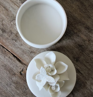 Madame Butterfly Box från Majas Cottage på rustik träyta