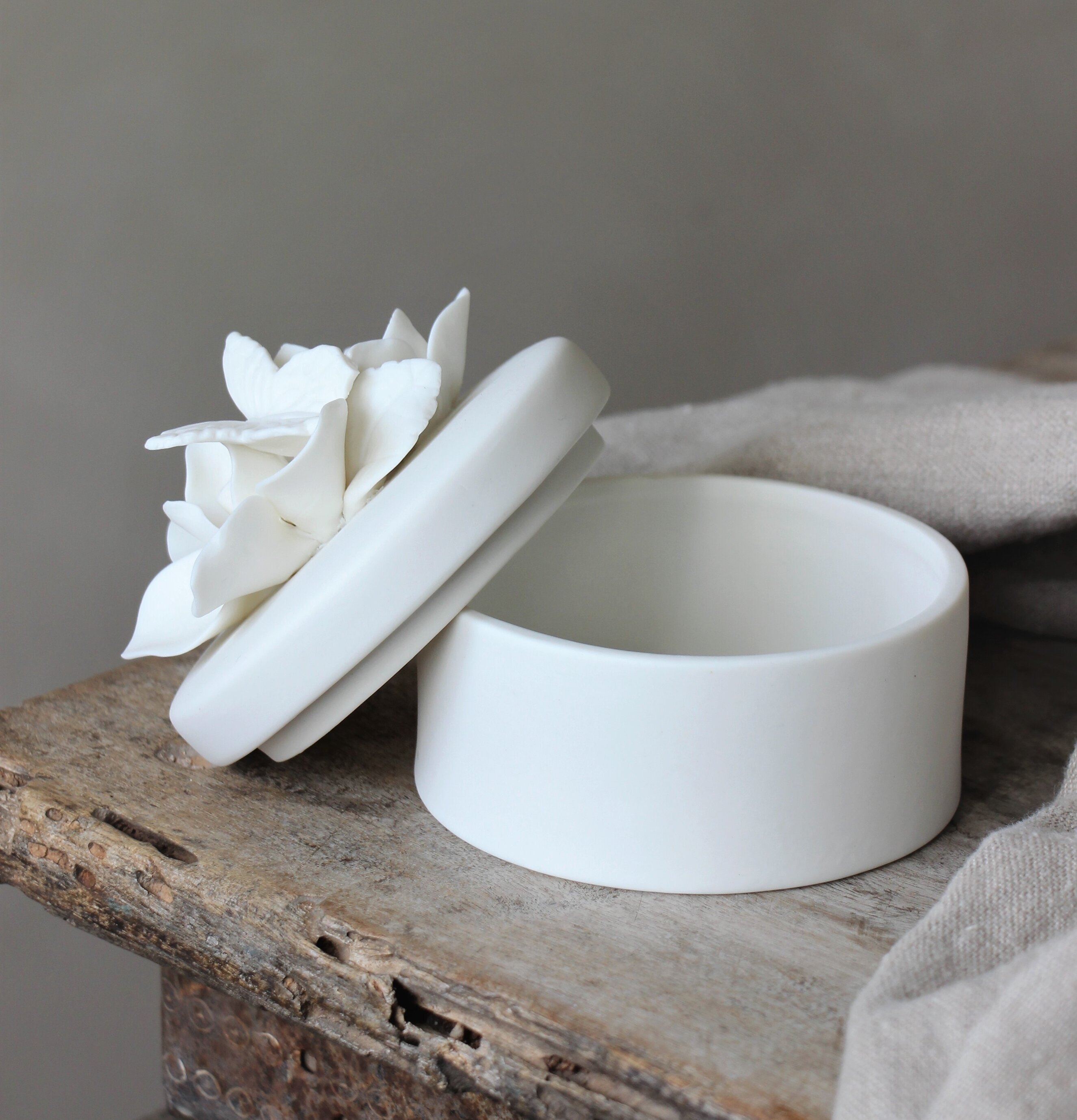 Madame Butterfly Box från Majas Cottage på rustik träyta