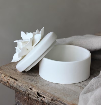 Madame Butterfly Box från Majas Cottage på rustik träyta