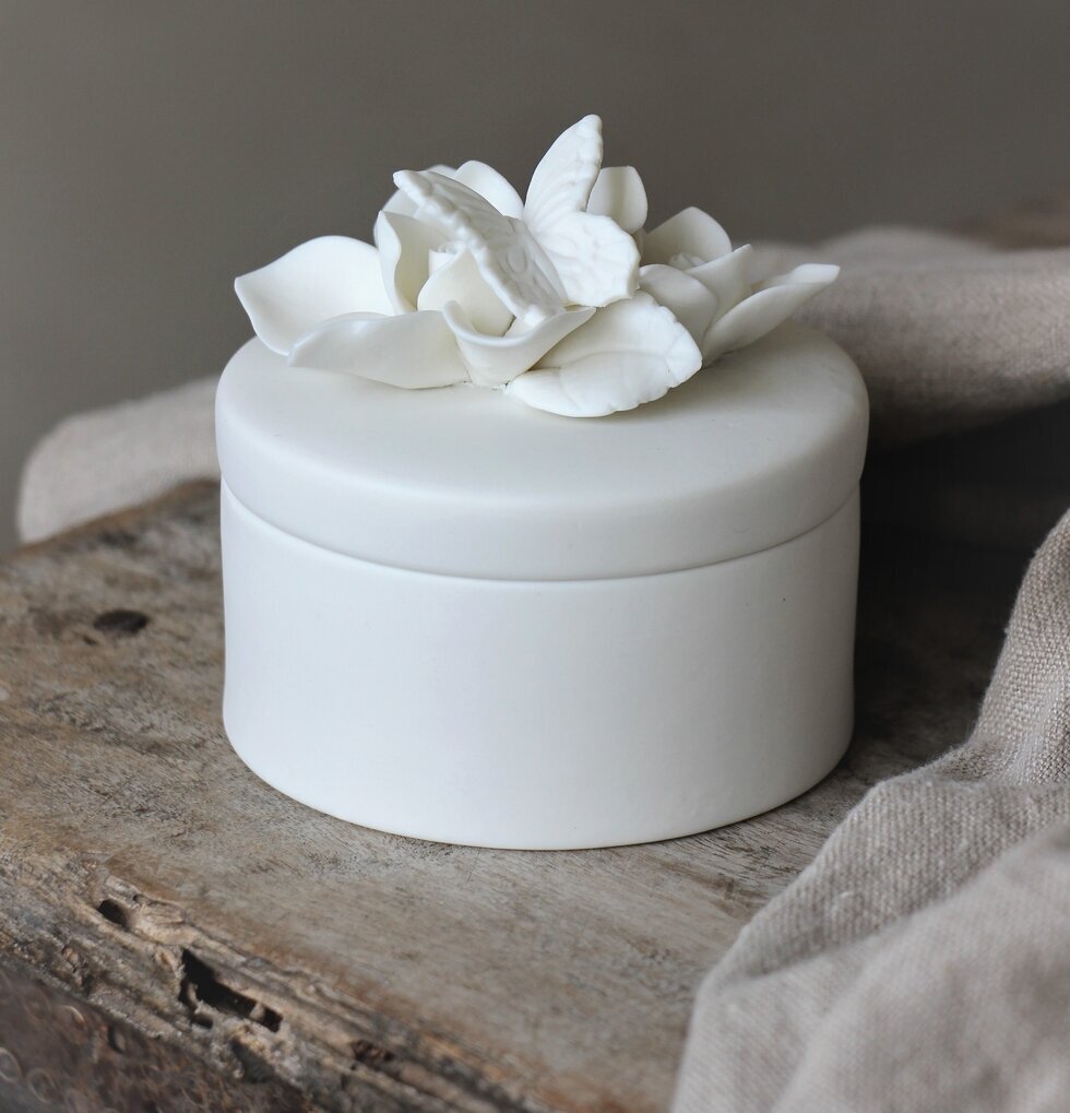 Madame Butterfly Box från Majas Cottage på rustik träyta