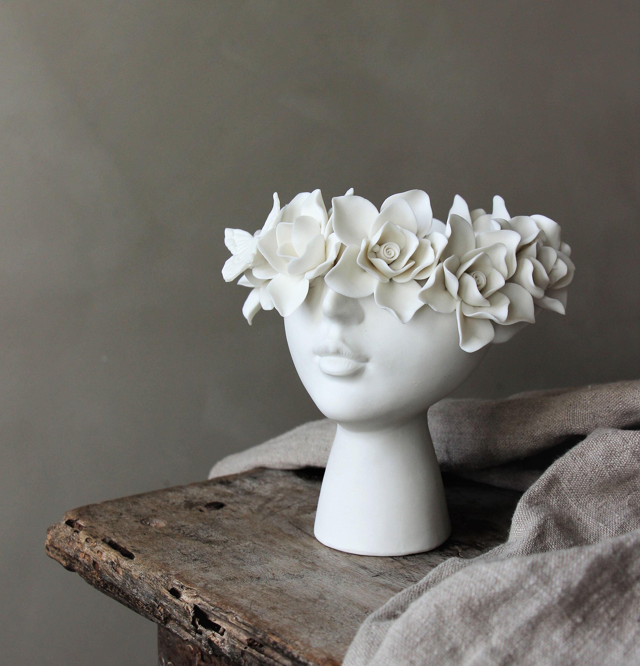 Madame Butterfly Kruka från Majas Cottage på träbord med duk