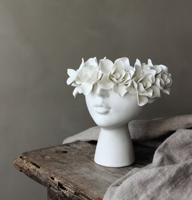 Madame Butterfly Kruka från Majas Cottage på träbord med duk