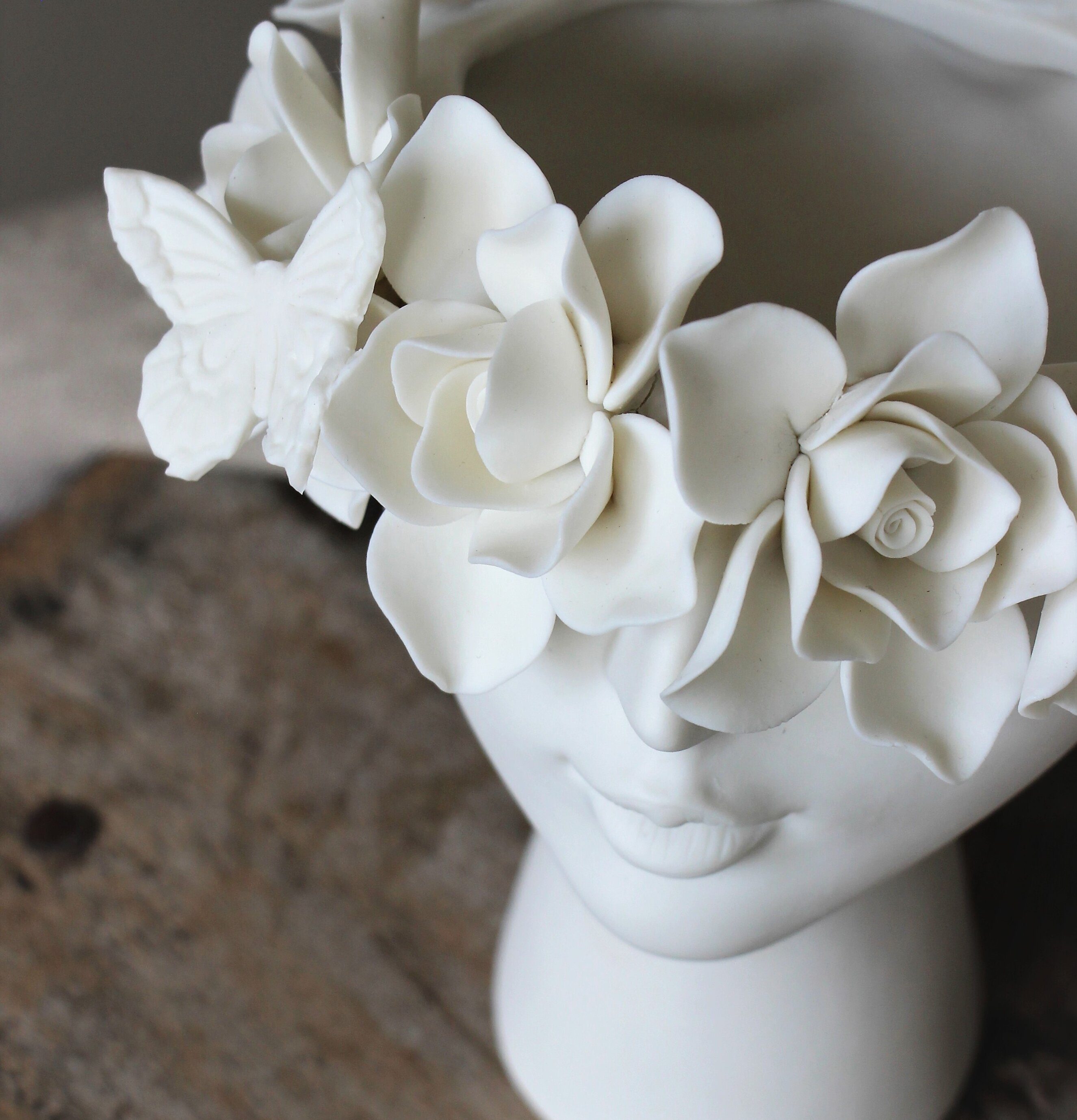 Madame Butterfly Kruka från Majas Cottage med blommor och fjäril