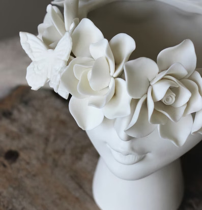 Madame Butterfly Kruka från Majas Cottage med blommor och fjäril