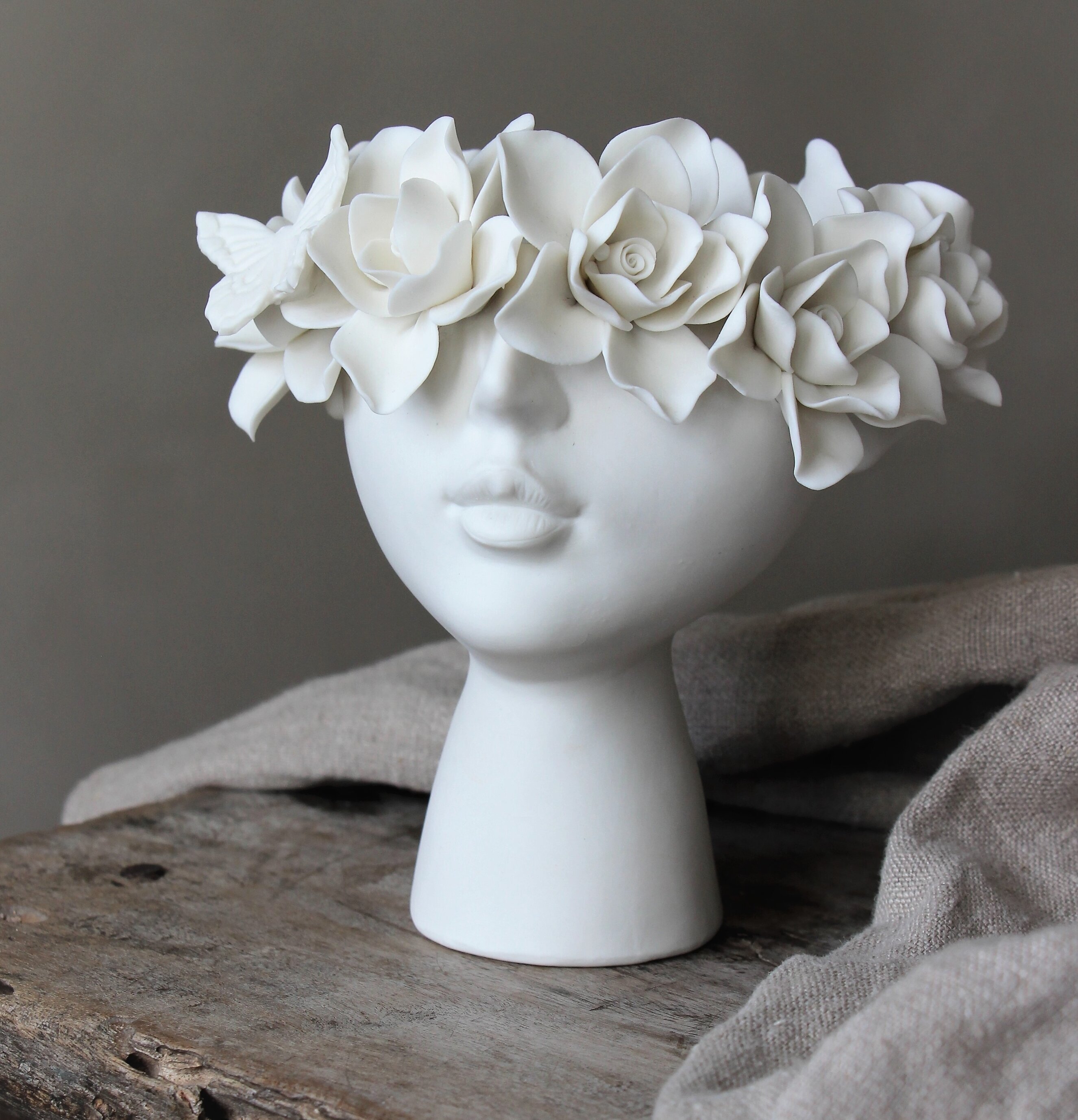 Madame Butterfly Kruka från Majas Cottage i rustik miljö