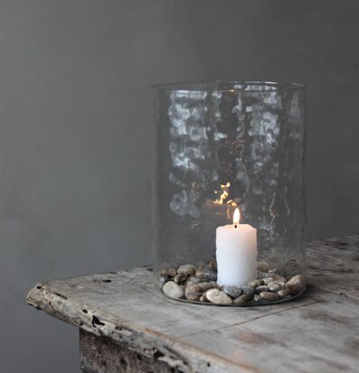 Bild av stämningsfull inredningsdetalj i glas och trä