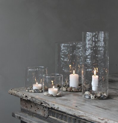 Bild av minimalistiskt arrangemang med ljuslyktor