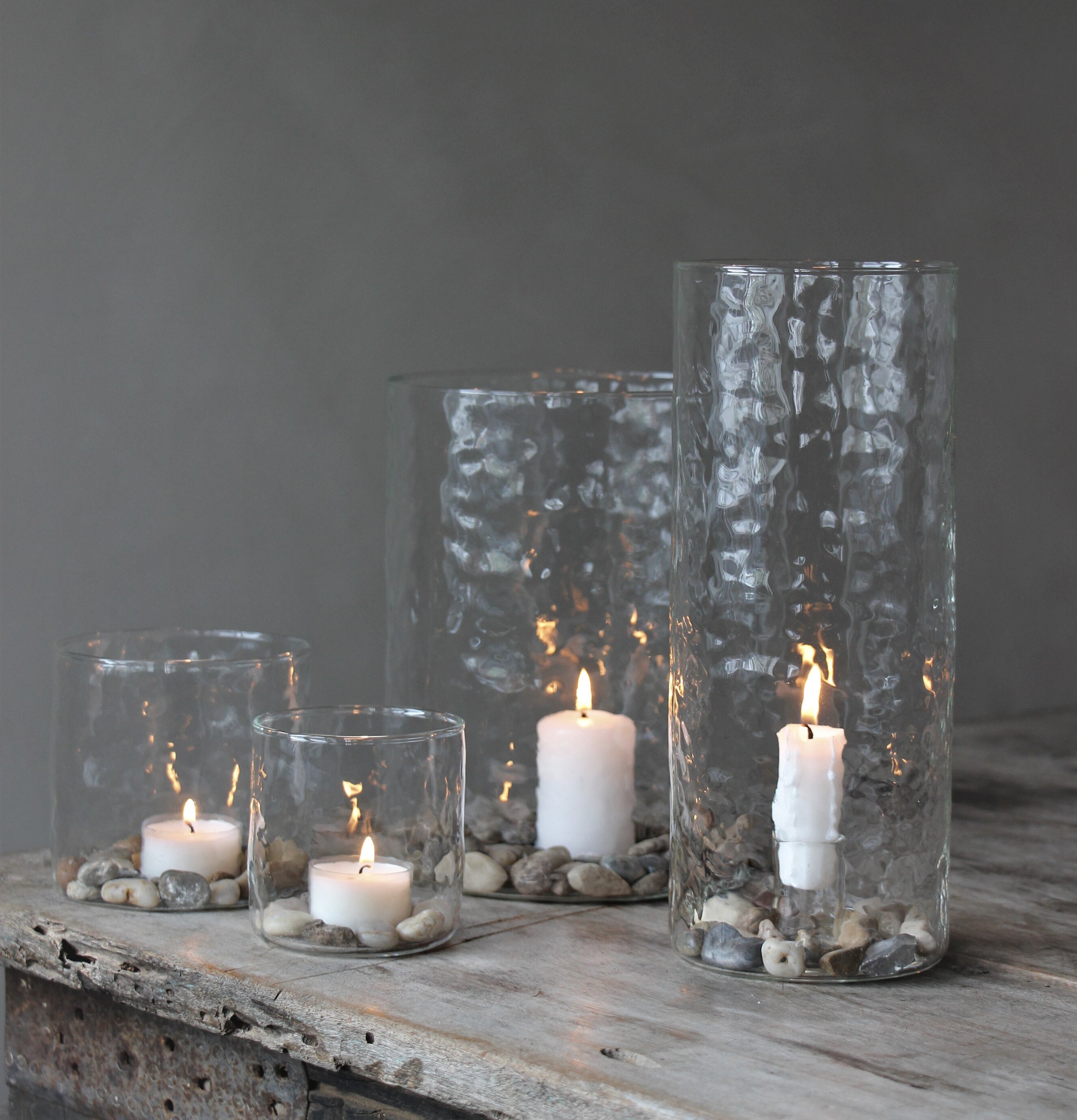 Bild av elegant ljusarrangemang på rustik träyta