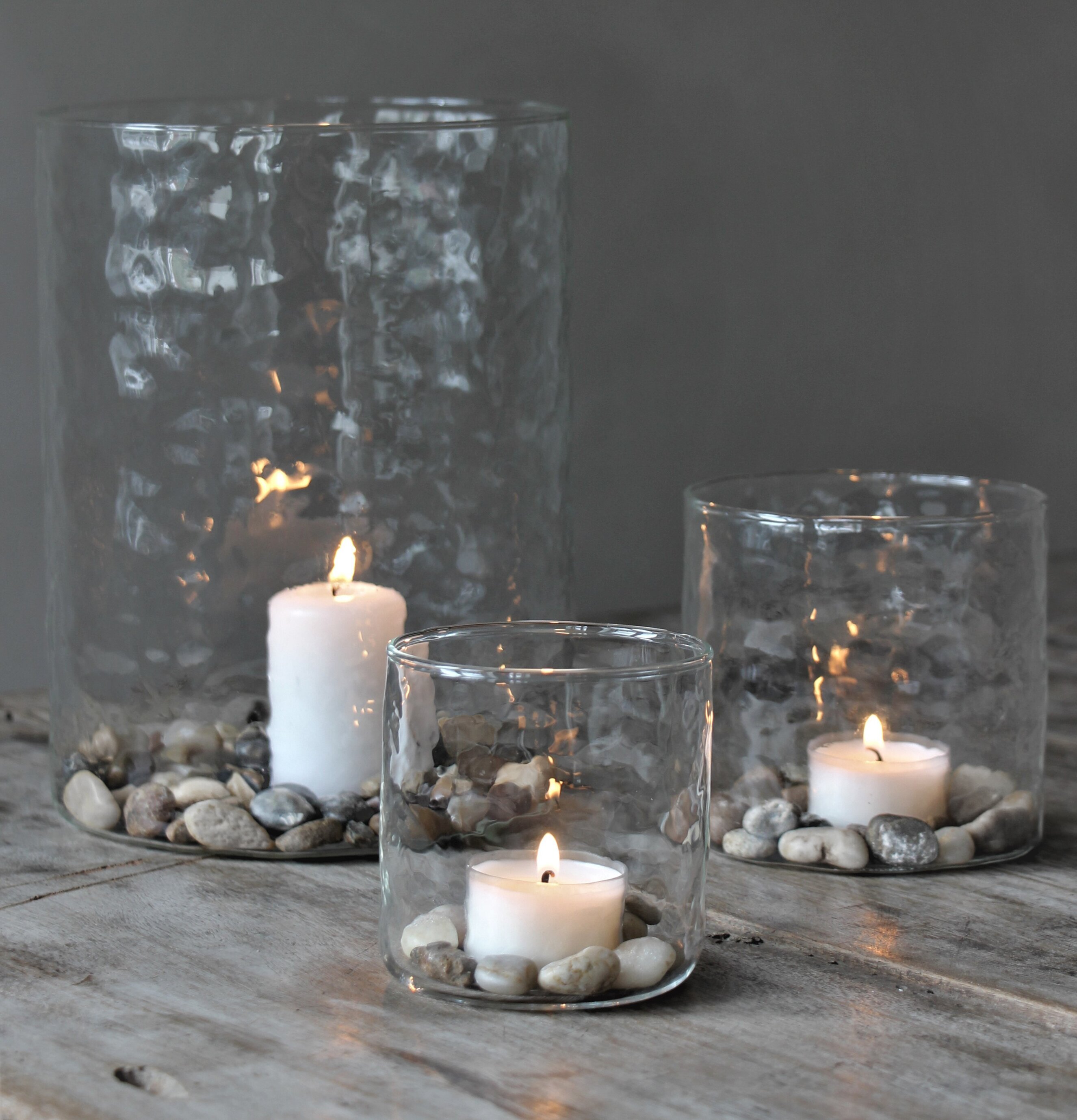 Bild av ljuslyktor i harmoniskt och stilrent arrangemang