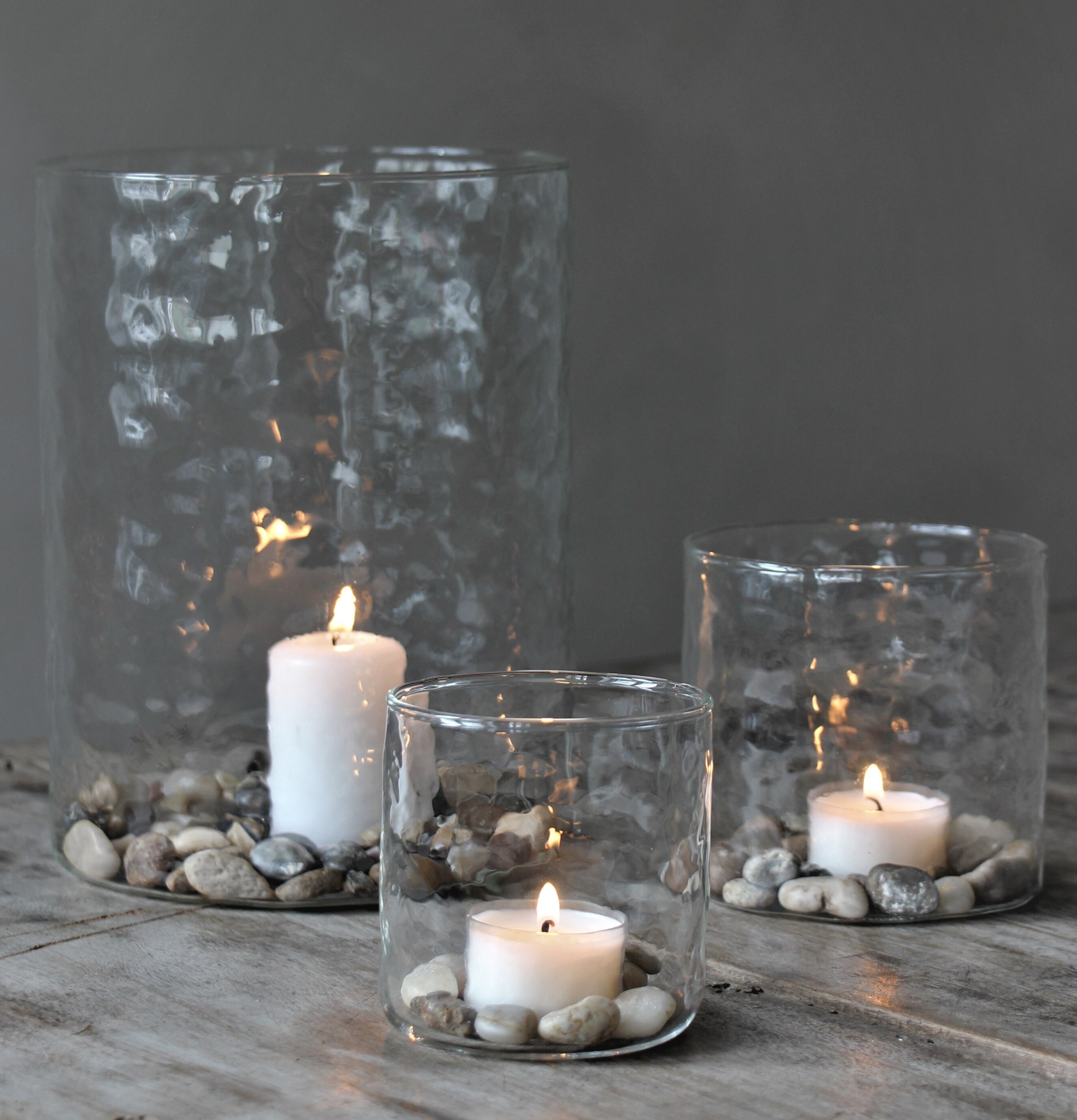 Bild av ljuslyktor på rustikt träbord i varm miljö