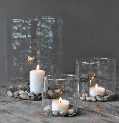 Bild av ljuslyktor på rustikt träbord i varm miljö