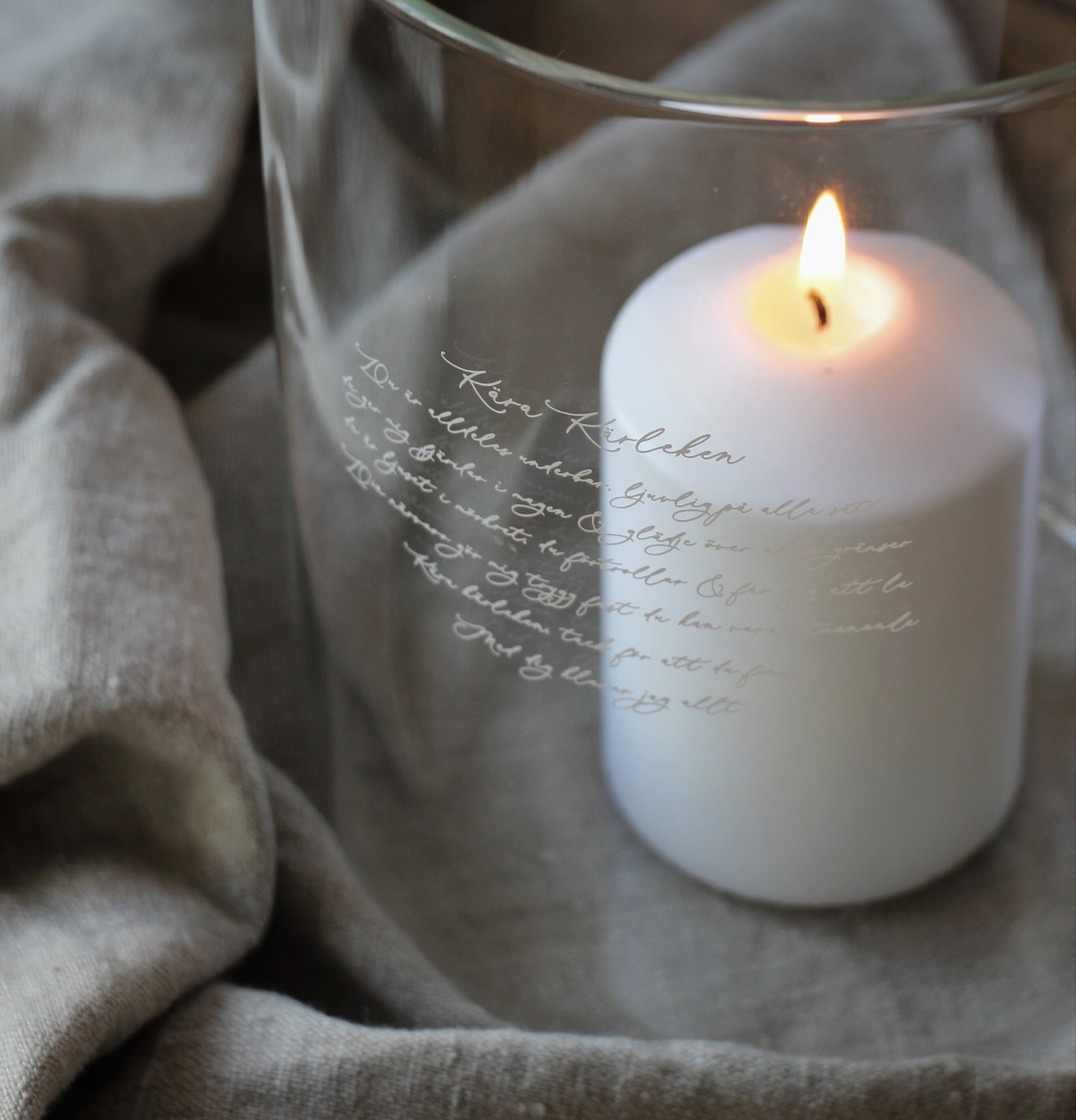 Vas/Ljuslykta Kära Kärleken från Majas Cottage på textil