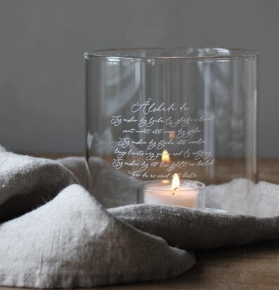 Bild av ljuslykta som skapar ro och eftertänksamhet