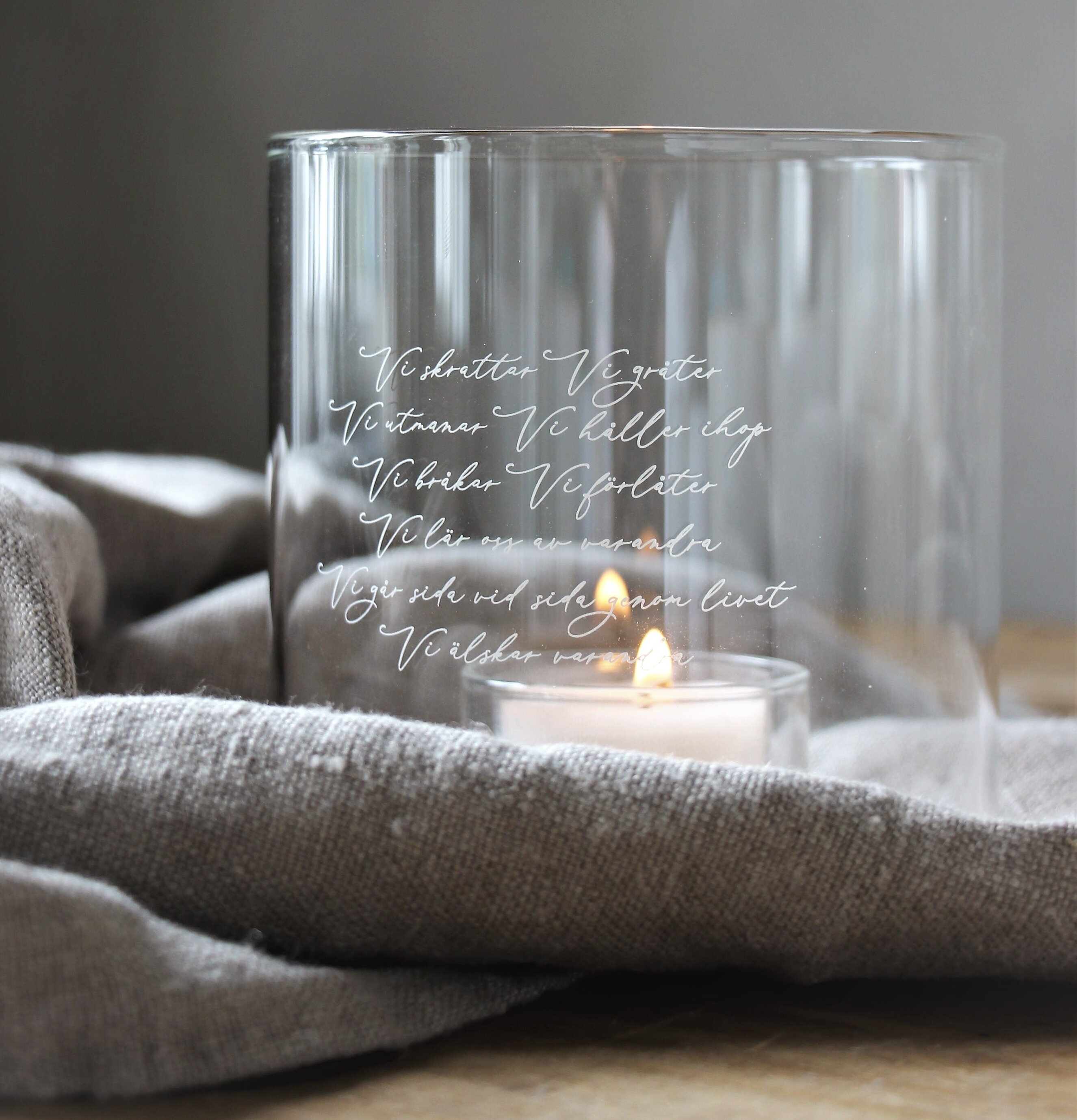 Foto av stilren ljuslykta med elegant inskription