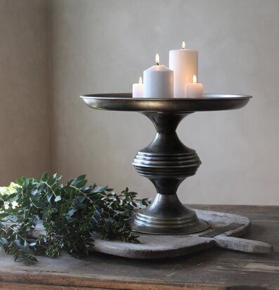 Cozy Metallfat På Fot - Majas Cottage på rustikt träbord