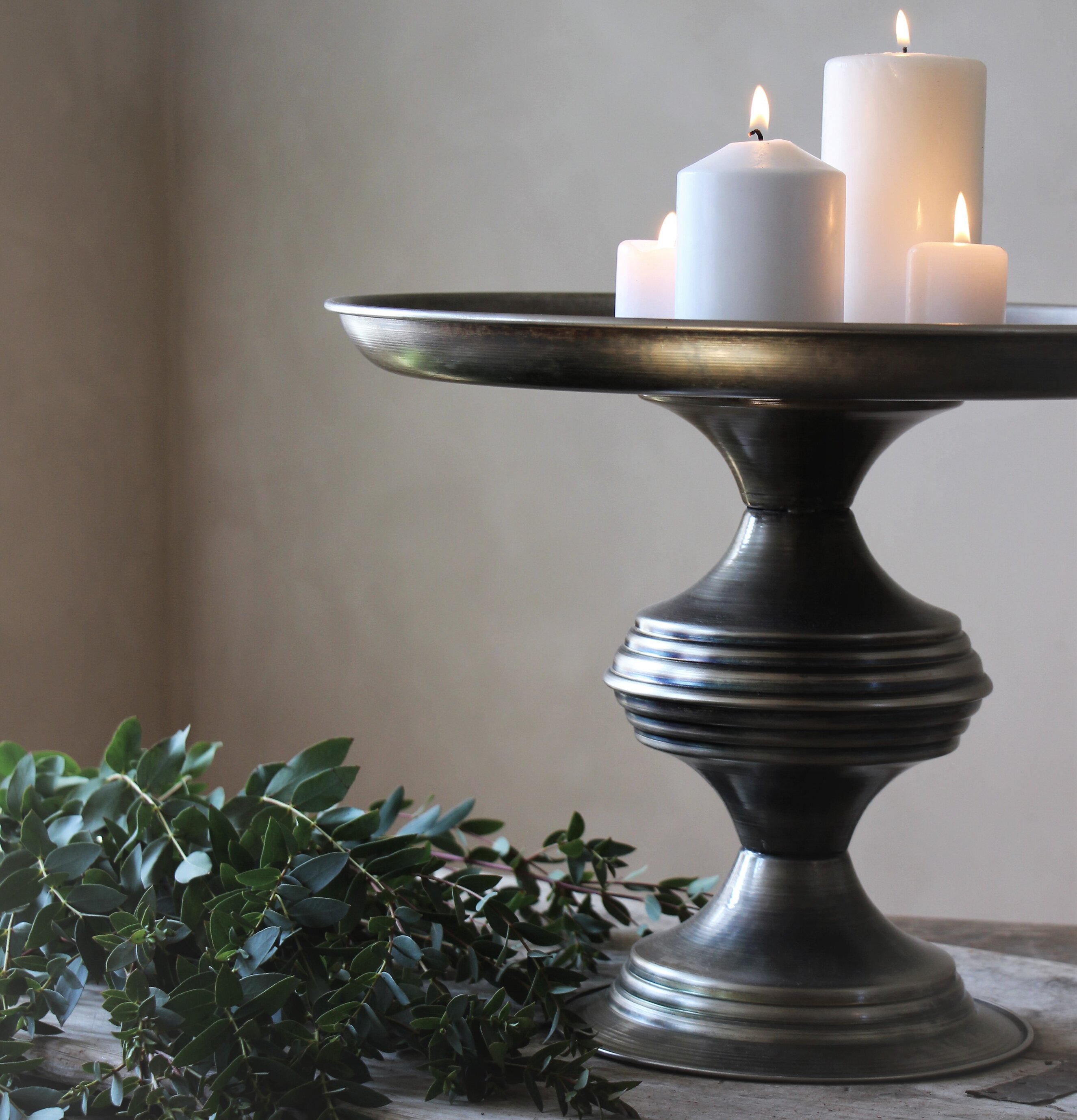 Cozy Metallfat På Fot - Majas Cottage med vita blockljus