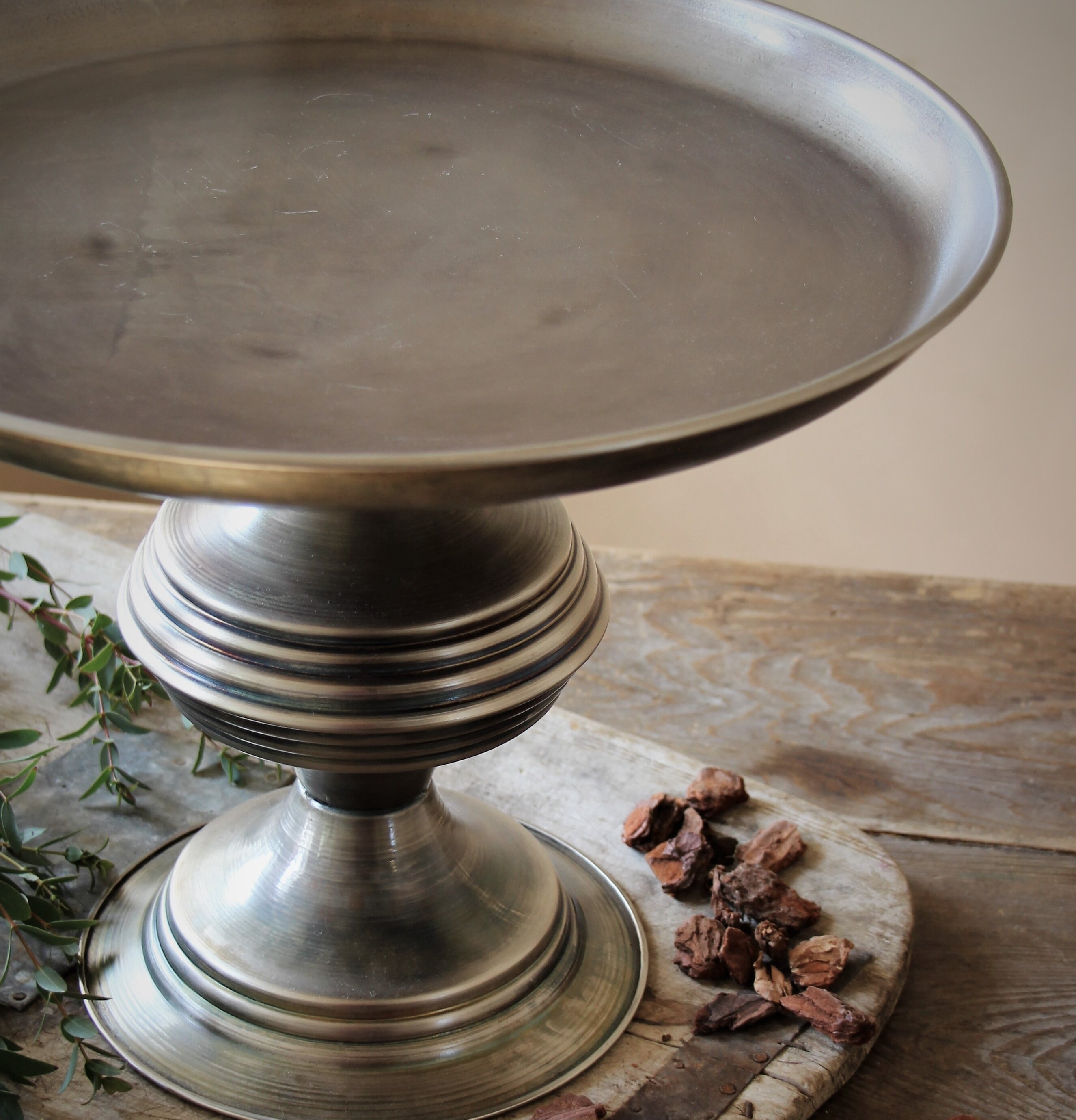 Cozy Metallfat På Fot - Majas Cottage på rustik träskiva