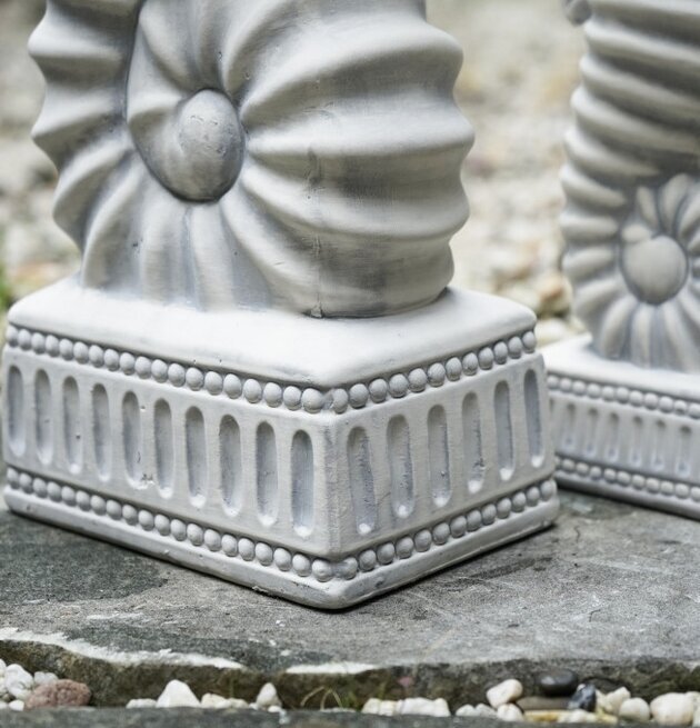 Sjöhäst Borstad Vit Keramik från Werner Voss på stenar