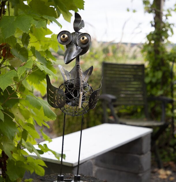 Fågel Hamrad Plåt från Different Design i trädgårdsmiljö