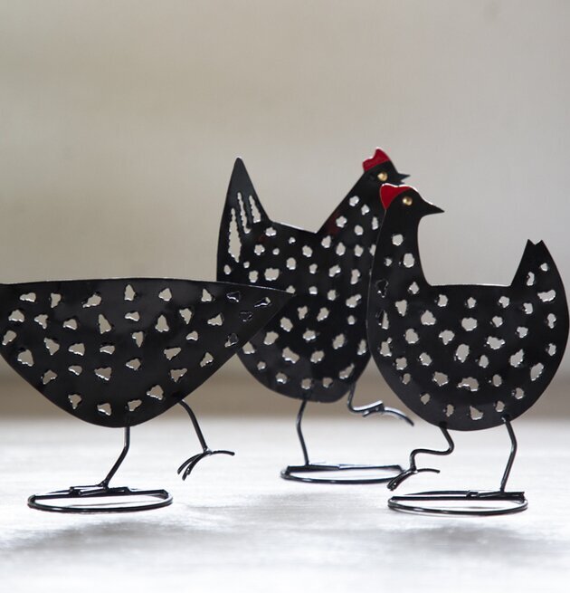 Höna Hamrad Plåt Svart från Different Design, tre hönor